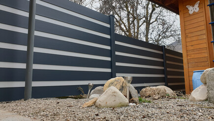 Protection brise-vue en aluminium de 2020 à 3900 Gamsen Suisse de Zaunteam Wallis / Swissclôture Valais.