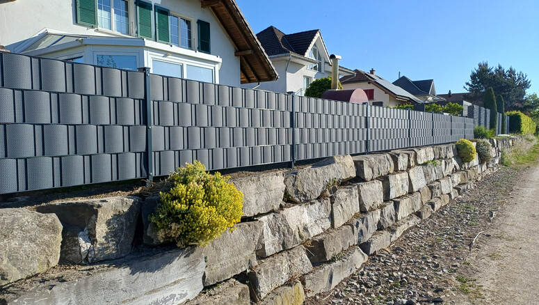 Protection brise-vue en tressage de 2016 à 3252 Worben Suisse de Zaunteam Seeland AG.