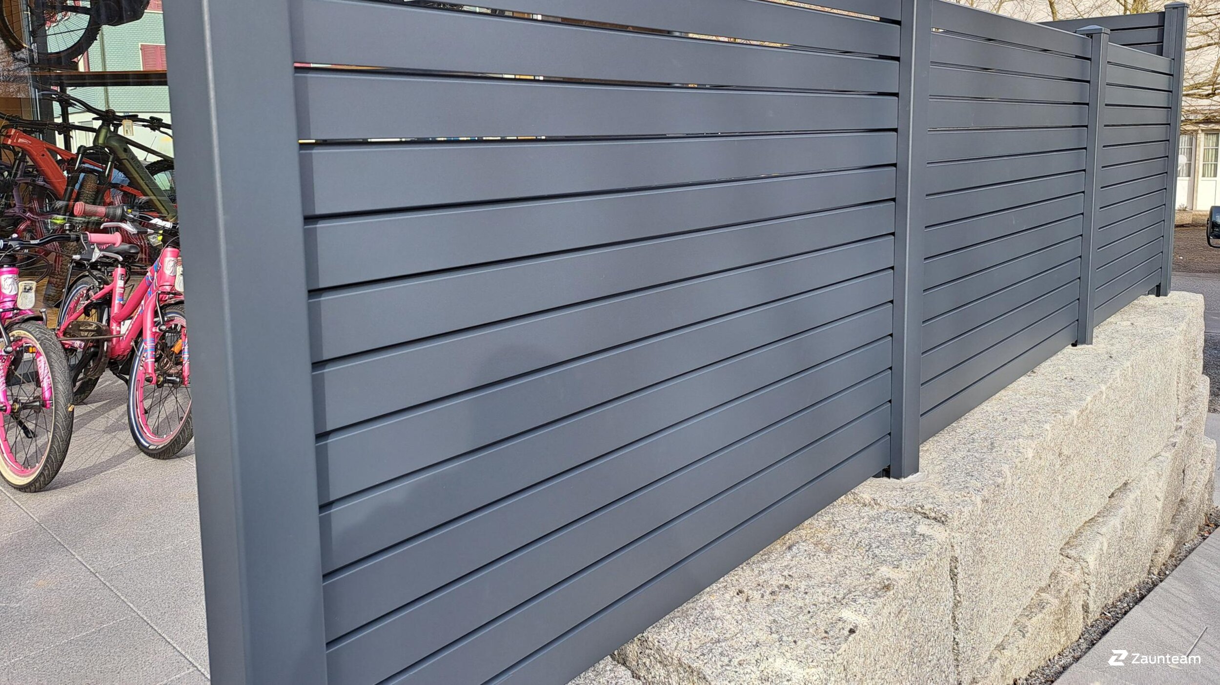Protection brise-vue en aluminium de 2026 à 9472 Grabs Suisse de Zaunteam Werdenberg.