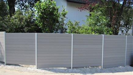 Pare-vue en WPC de 2018 à 8610 Uster Suisse de Zaunteam Zürich Oberland.