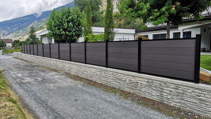 Pare-vue en WPC de 2020 à 3942 Raron Suisse de Zaunteam Wallis / Swissclôture Valais.