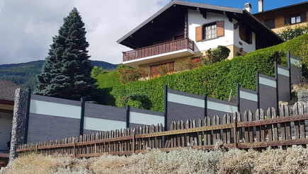 Protection brise-vue en aluminium de 2020 à 1981 Vex Suisse de Zaunteam Wallis / Swissclôture Valais.