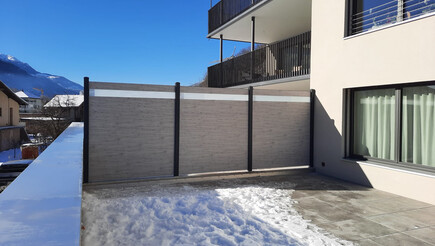 Protection brise-vue en aluminium de 2022 à 3931 Lalden Suisse de Zaunteam Wallis / Swissclôture Valais.